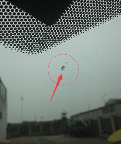 挡风玻璃被石子打裂有刮痕？4S店里套路深！教你一招，快速搞定