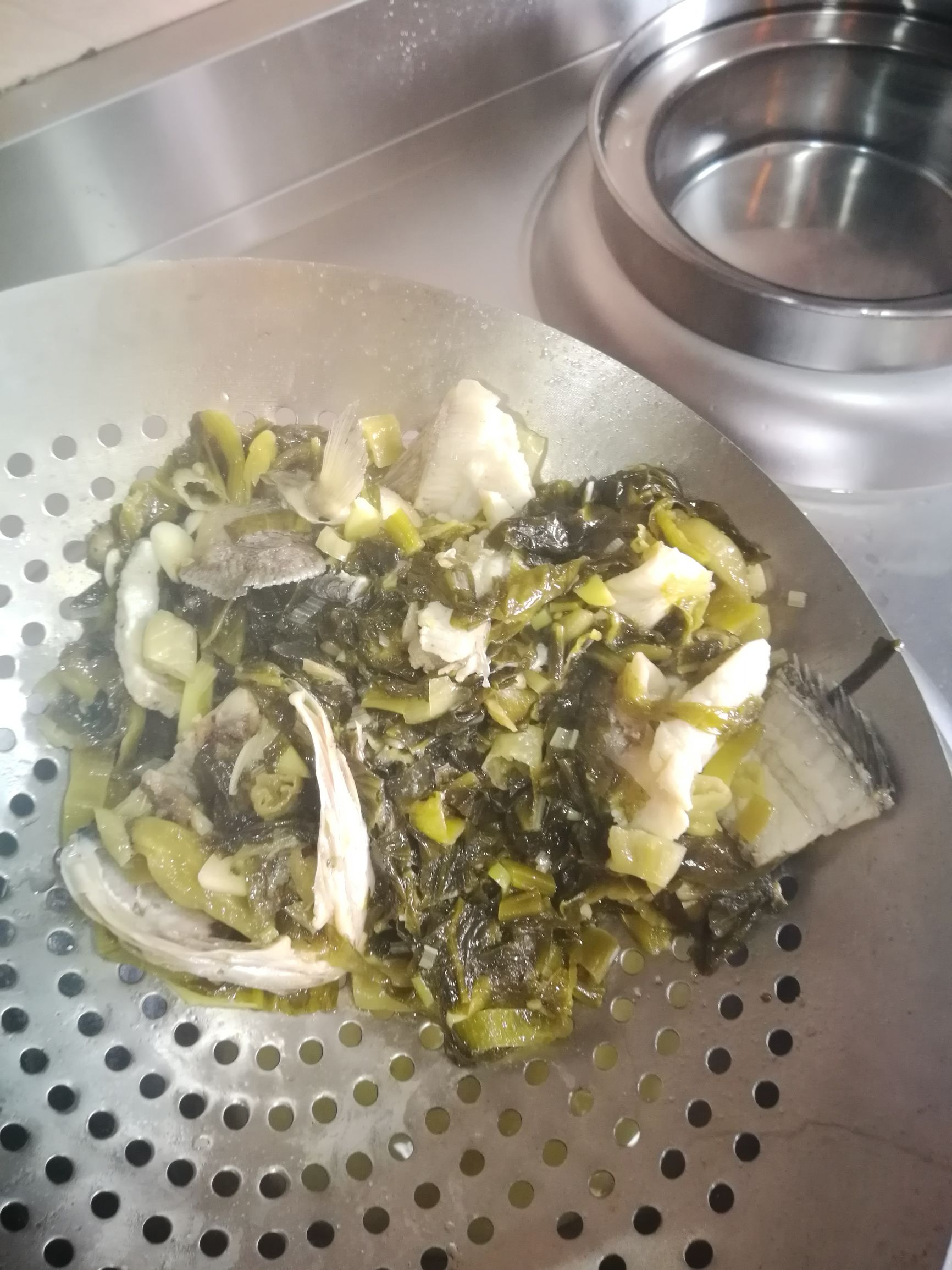 正宗酸菜鲈鱼的做法步骤视频,鲈鱼酸菜水煮鱼片的家常做法