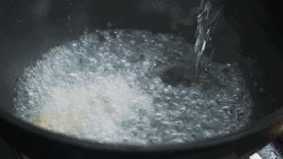 炸猪油渣怎么做到蓬松,怎样炸猪油渣又酥又脆