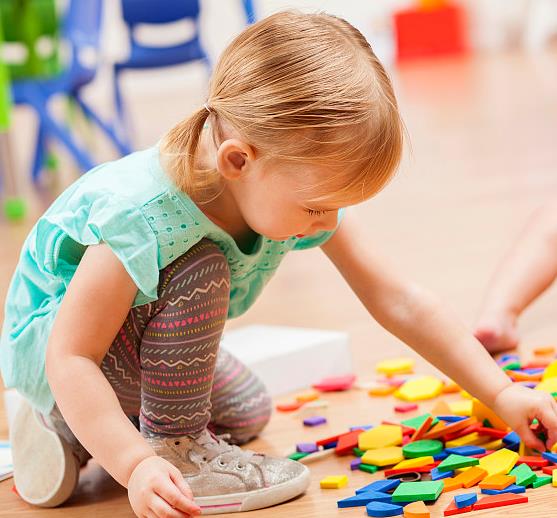 0到1岁宝宝玩具怎么选,2个月宝宝玩具必买清单