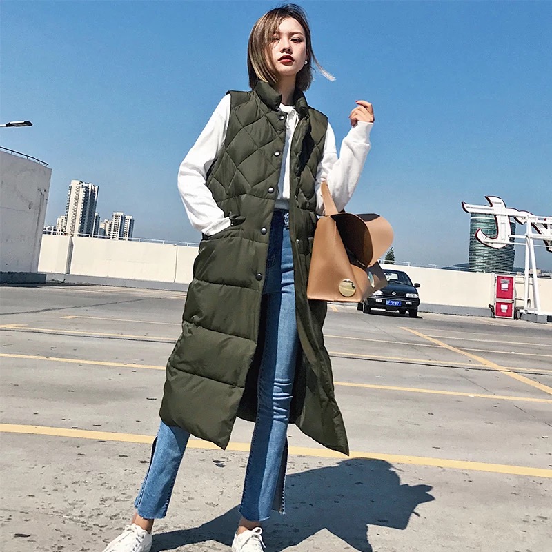 亮皮羽绒马甲穿出高级感,羽绒马甲打破冬日乏味穿搭