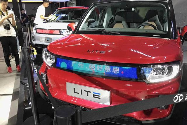 这车5块液晶屏,自动泊车,续航200公里,8万送妹子对你死心塌地