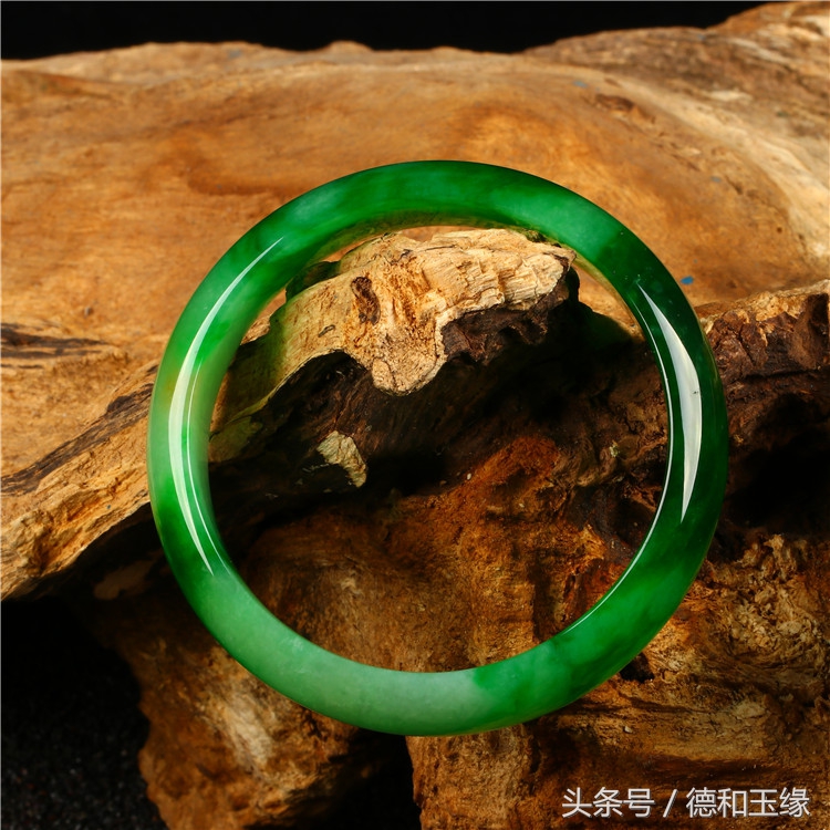 那晚我拿出了这两款翡翠手镯，她对我的态度突然转变了！