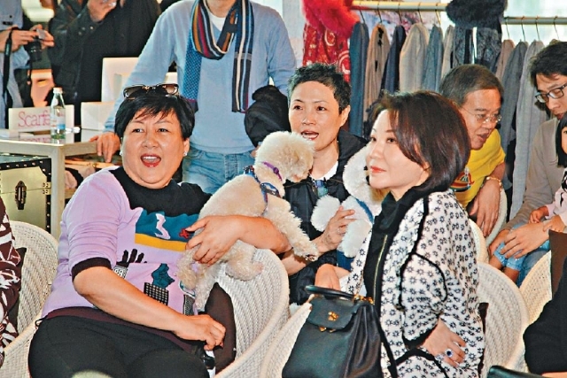 容祖儿为导盲犬服务中心献爱心,英皇老板杨受成一家同在现场