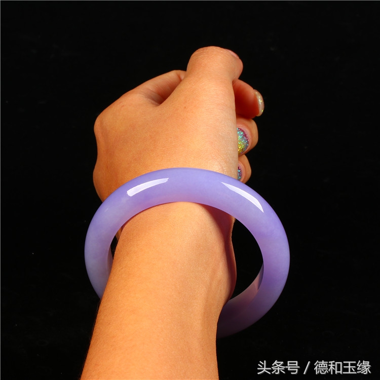 那晚我拿出了这两款翡翠手镯，她对我的态度突然转变了！