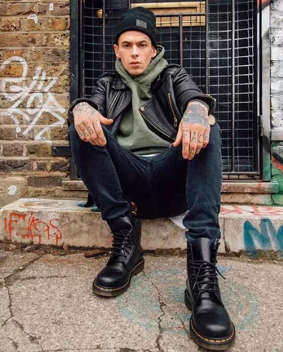 这双靴子一旦穿上就会“中毒”