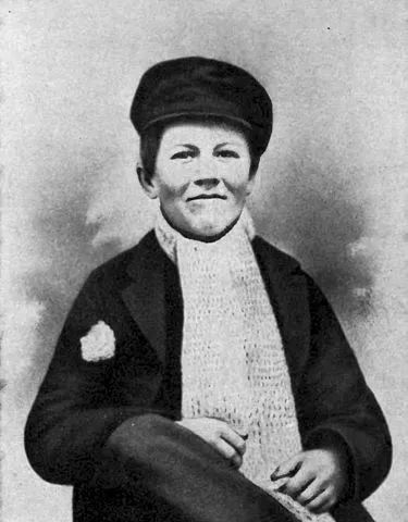 爱迪生真的是发明电灯的吗,爱迪生到底是怎么发明电灯的