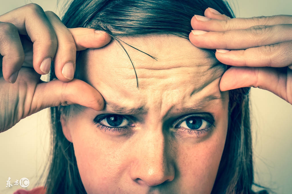 额头眉心长痘痘如何消除,额头和眉心长痘痘是什么原因