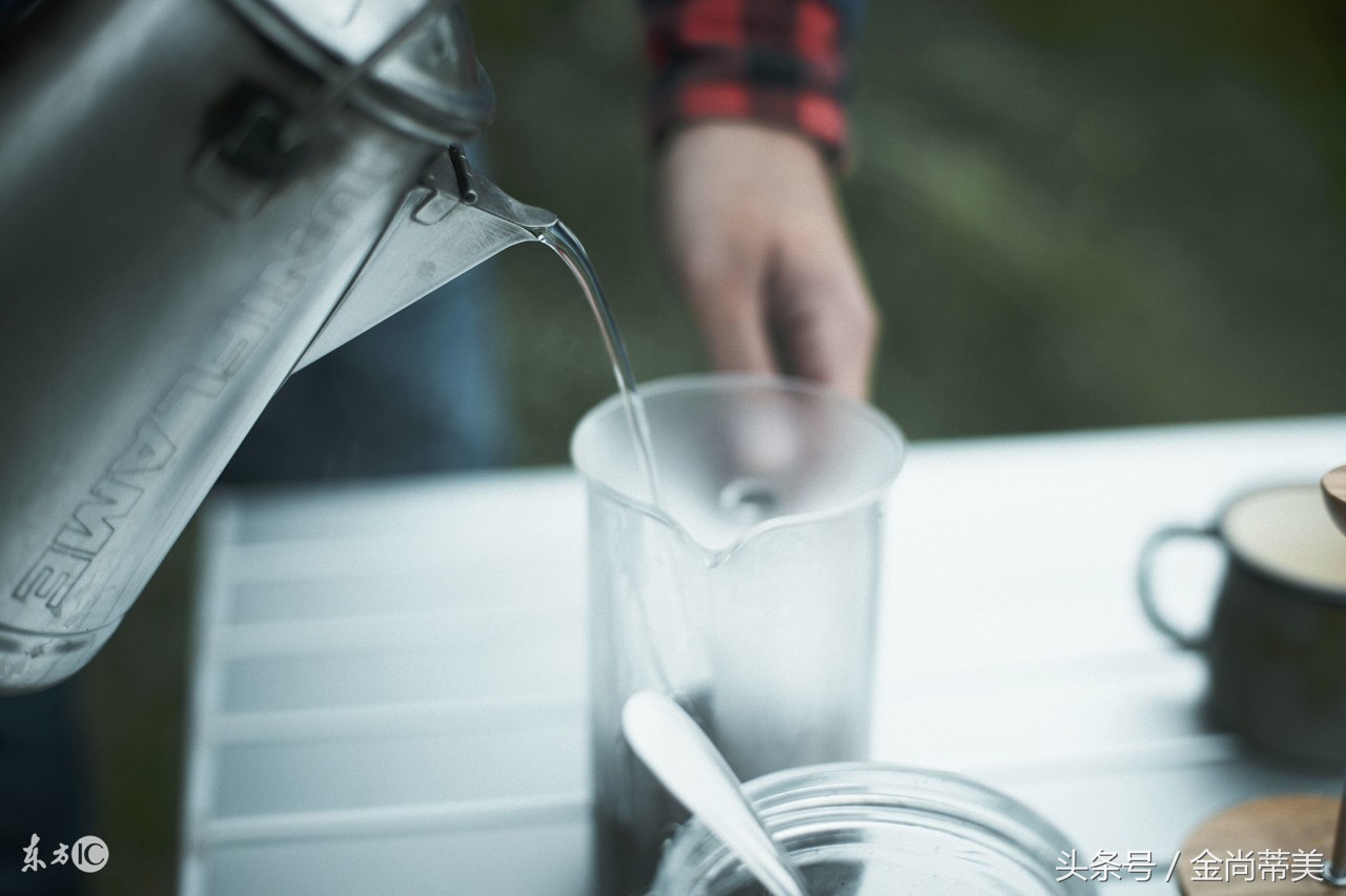 冬天嘴唇干裂起皮是内火重吗,冬天嘴唇发干起皮发白怎么回事