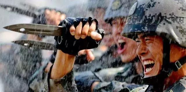 排里有个“刺头”叫小刚，长得好看又善良