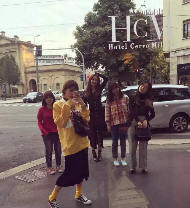 周冬雨同款白色袜子,周冬雨穿袜子教程