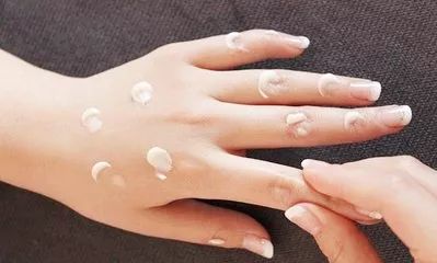 宝宝手起疹子皲裂,宝宝手长倒刺肿了怎么办