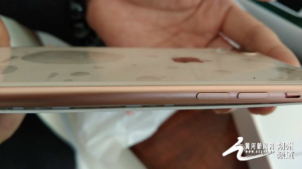 苹果8plus电池爆裂原因,苹果8plus充电口变形维修