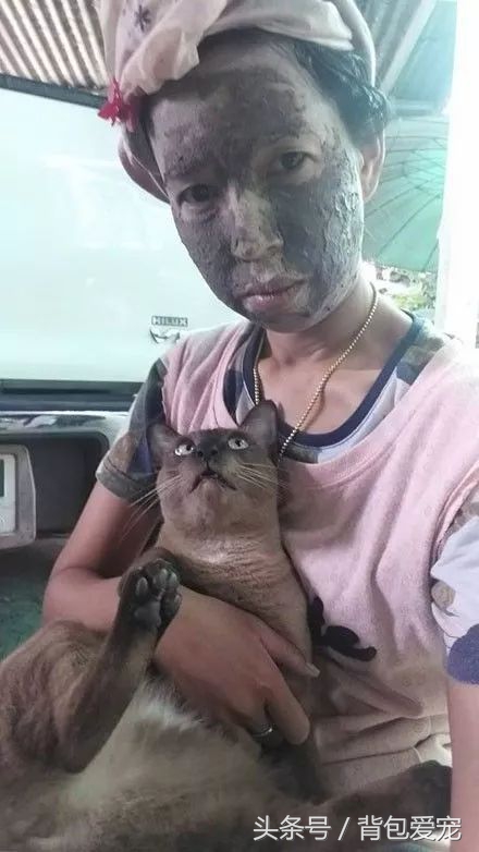 狗与面膜不可兼得，看到主人敷面膜...汪星人夺门而逃！