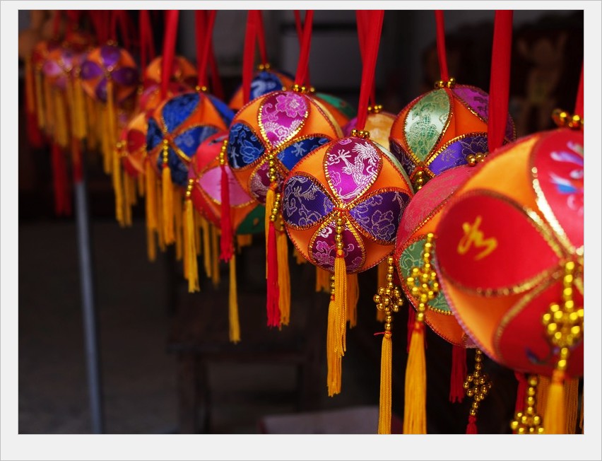 姑娘们个个都会做绣球，谁要是当这里的女婿可有福气了