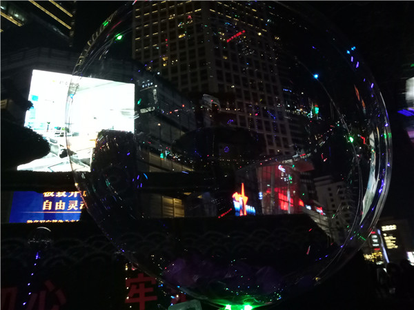 “网红气球”半月火遍石家庄街头，探访：有商家氦气换氢气易爆炸