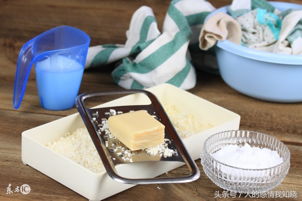 发黄的衣物怎么泡白,衣物发黄不用扔