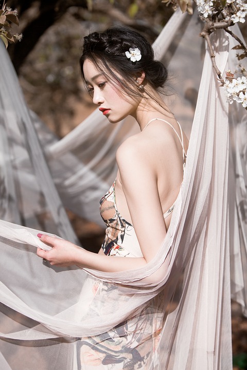 小说：荧幕上的清纯女神，为嫁豪门，豁出脸皮不要，倒追总裁多年