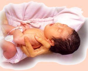 新生儿出生抱给家属,新生儿出院谁抱回家合适