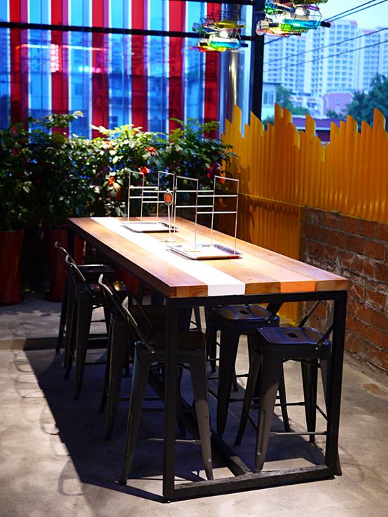 撸串啤酒完美诠释着夏天,撸串喝酒青春不朽