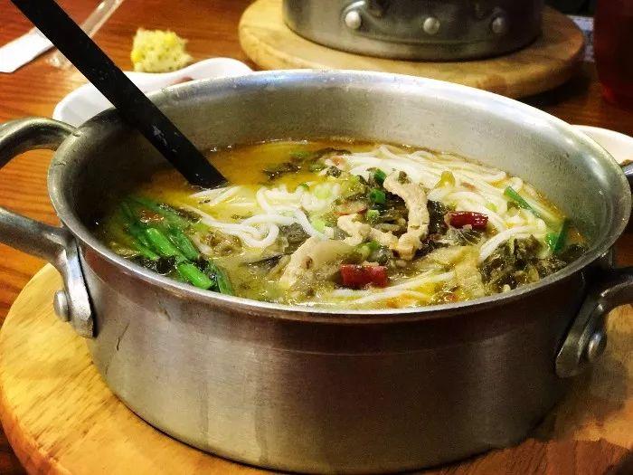 一口米线一口肉酱,一口米线一口醋