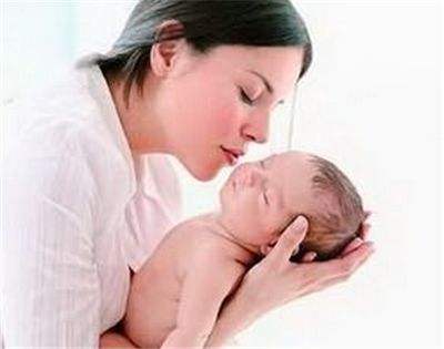 新生儿出生抱给家属,新生儿出院谁抱回家合适
