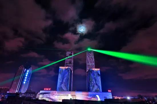 逛街购物的人少了,现在逛街的人越来越少了