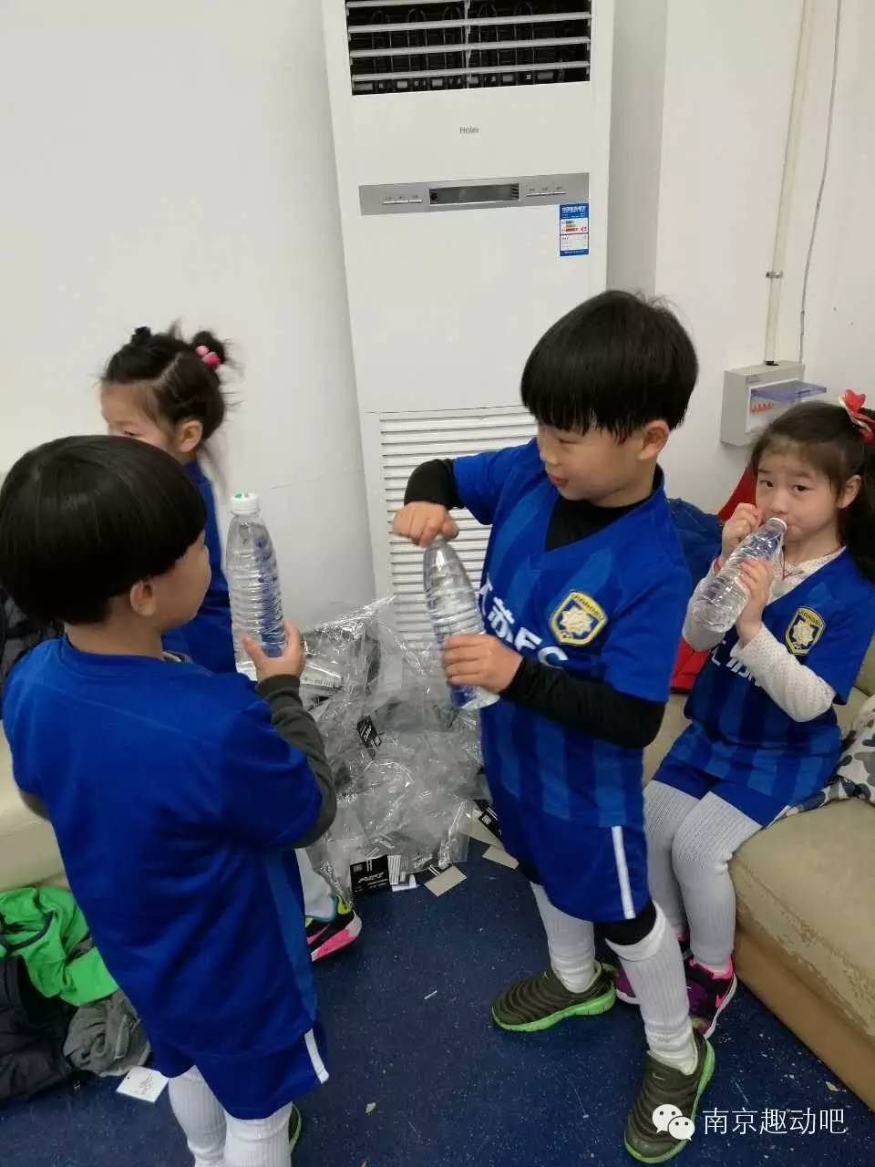 风雨无阻，苏宁小球童自信上岗！然而上岗前居然发生了这样的事