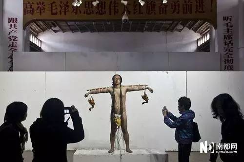 这是艺术？|美院学生让花坛“长”娃娃寓意破土而生？多少人的审美观崩塌了