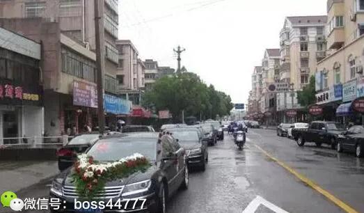 低调大亨派出百台大众辉腾接新娘，女方哭着怎么是迈腾？