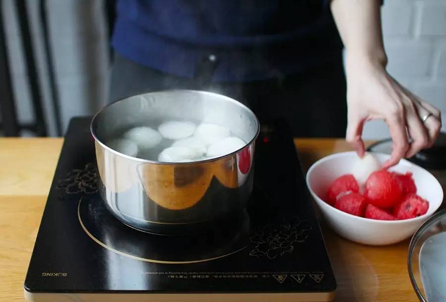 高校食堂灵魂料理大测评：西芹炒草莓，西瓜炖冬瓜