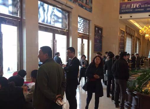 售楼部被砸后续报道,深圳一楼盘售楼处被挤爆