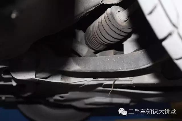 这台二手车换过悬挂、刮过底盘,但把车吊起来后,评估师惊呆了!