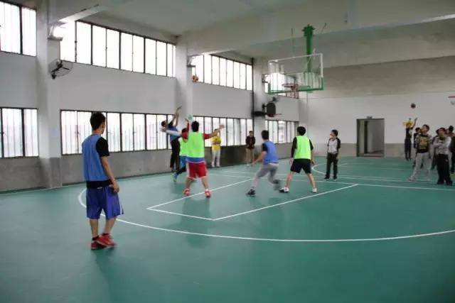 广州室内综合运动馆,下雨天的运动场馆