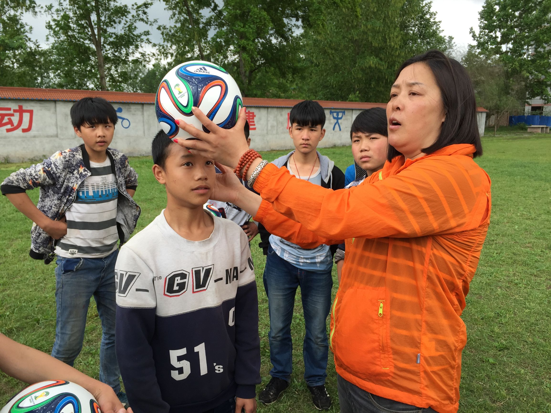 中国前国脚教孩子,前国家队足球队员教小孩