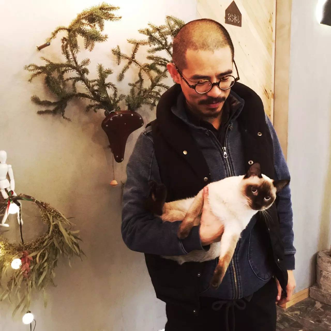 又到了动物们交配的季节，请站在宇宙中心用力呼唤爱！