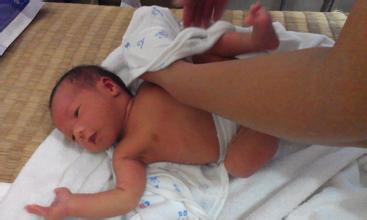 幼儿胳膊脱臼治疗方法,小孩胳膊脱臼复位教程