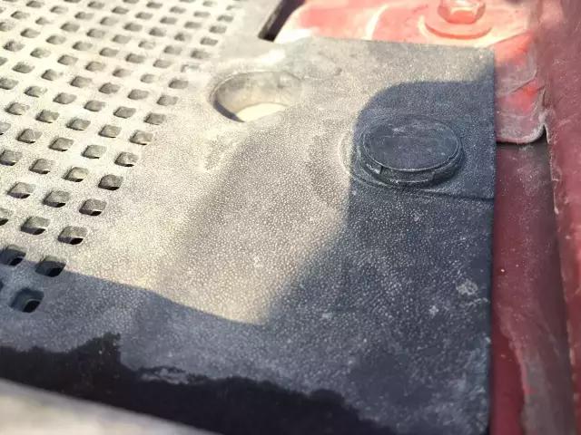 惊悚！租车旅行，竟然租到事故车，居然连机舱、底盘都撞过！