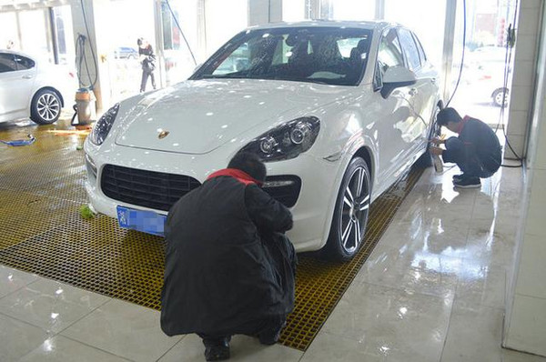 卡宴车窗玻璃划痕是怎么造成的,卡宴剐蹭了会不会有警告