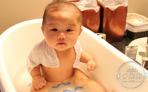 婴儿如何洗澡不着凉,小婴儿如何洗澡