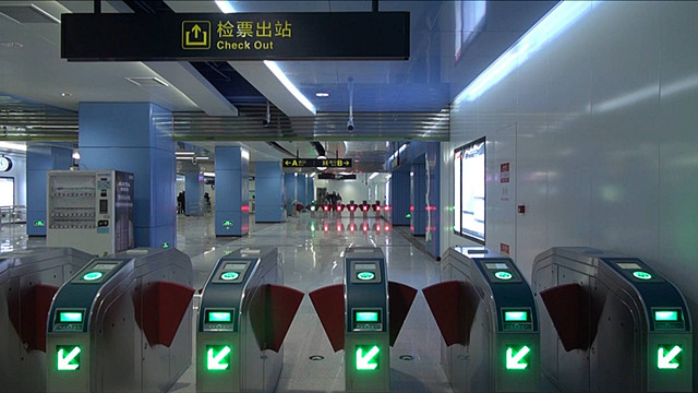 56秒丨探路青岛地铁2号线:李村、石老人站艺术墙抢眼球