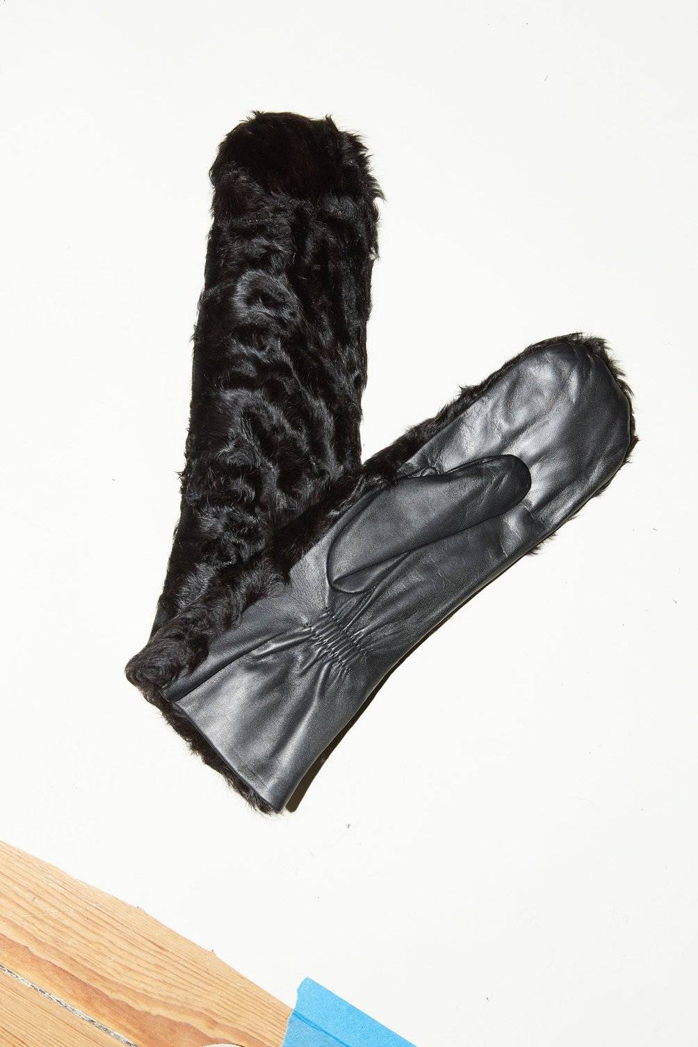 宁可捂出汗，王菲也要带着它！果然，能流行近百年真不是吹的！