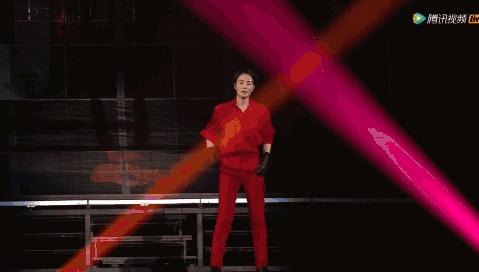 宁可捂出汗，王菲也要带着它！果然，能流行近百年真不是吹的！