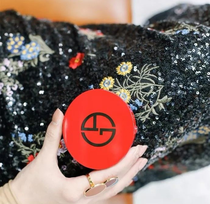 十二月属于“阿玛尼之红”