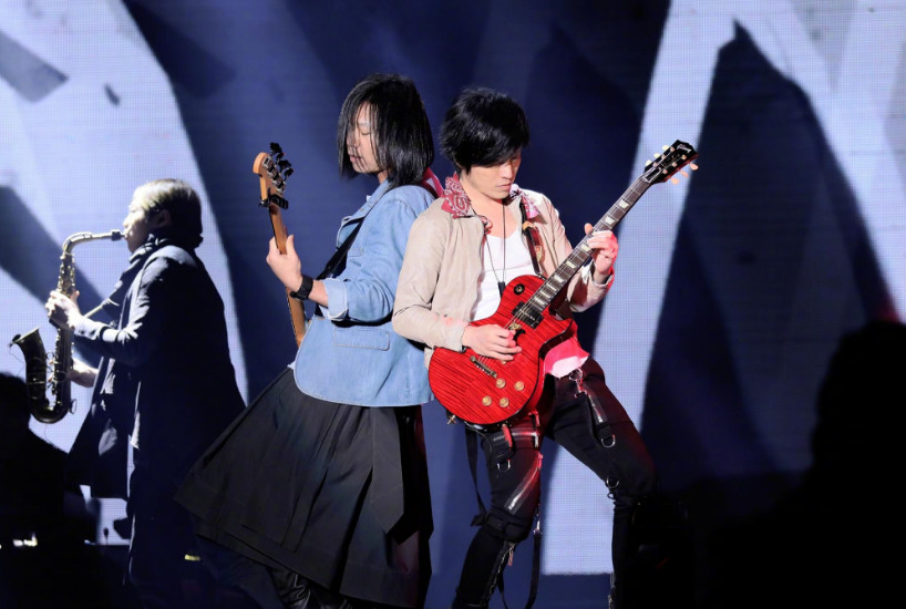 *月天五**演唱会起火，阿信深夜发文感谢寒风中执勤安保人员！