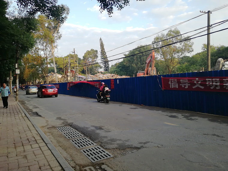 公园路商业街的铺面拆光了，批发行成为北海历史