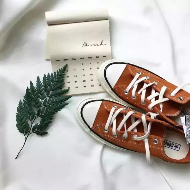 易烊千玺贝壳鞋子,易烊千玺穿的平价又潮的鞋