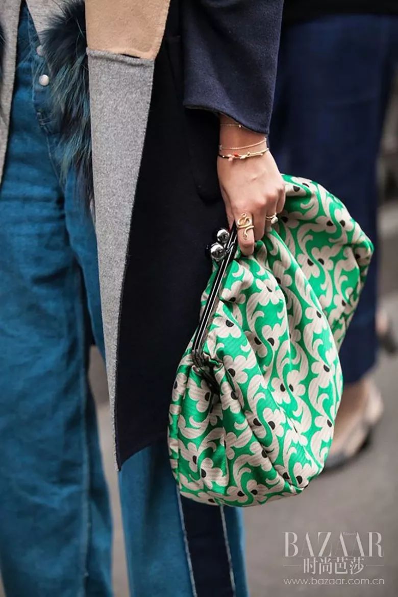 曾经大人们装零钱的小拎包、买菜的渔网兜，如今我们都快买不起了