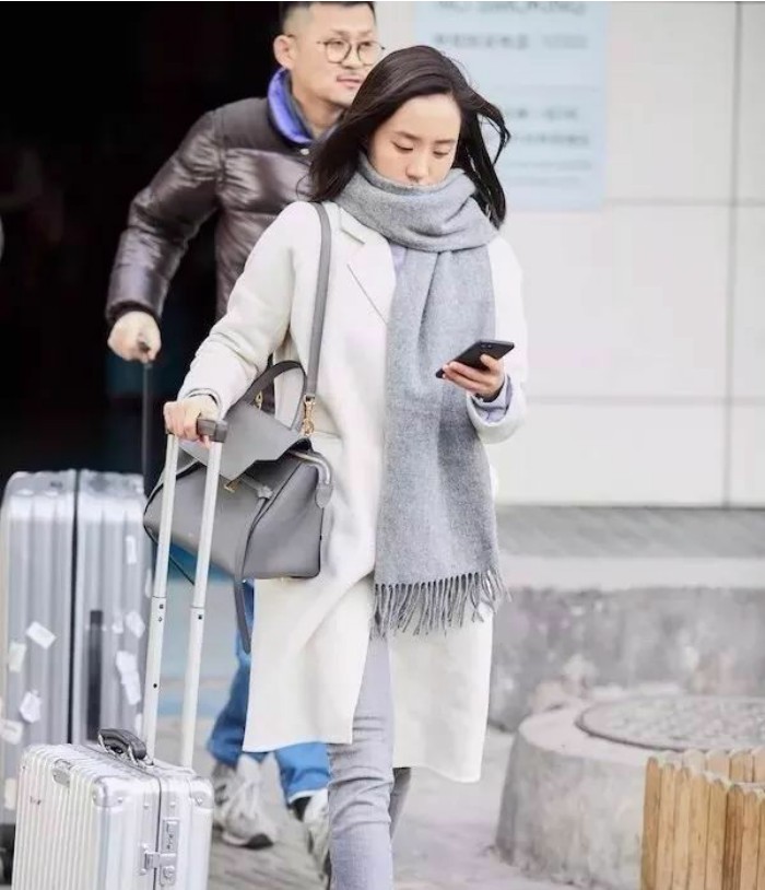 大衣+围巾=最保暖的时髦精！这才是这个冬天最in最实用的穿搭法！