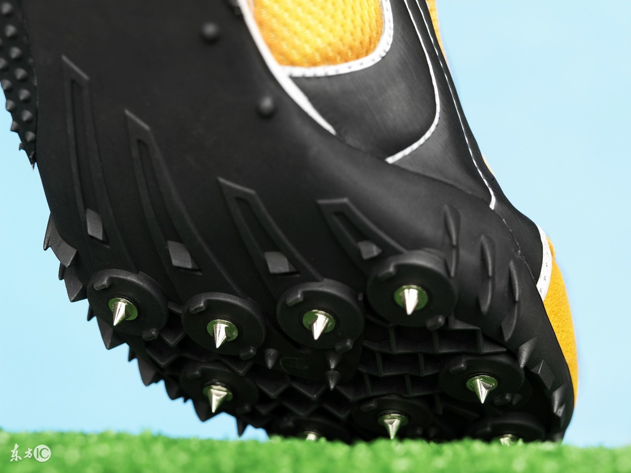 足球后卫该选什么型的球鞋,业余足球怎么选